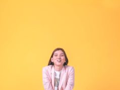 Kombinezony na eleganckie okazje – tak czy nie? młoda dziewczyna w żółtym kombinezonie