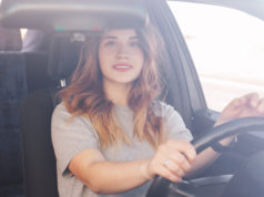 O czym powinien wiedzieć każdy świeżo upieczony kierowca? młoda dziewczyna za kierownicą