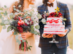 Śluby, chrzty, komunie – co wypada, a co nie, jeśli chodzi o upominki z okazji tych uroczystości? zbliżenie na młodą parę z bukietem ślubnym i tortem