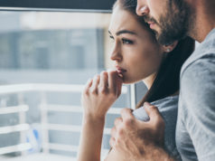 Najczęstsze problemy dotyczące wieloletnich związków oraz sposoby na radzenie sobie z nimi para w związku stojąca przy oknie