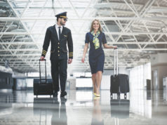 Jakie wymagania trzeba spełnić, ubiegając się o stanowisko pracy stewardessy? pilot i stewardessa na lotnisku