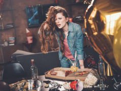 Gorsze chwile po szampańskiej imprezie – kilka porad na walkę z zatruciem alkoholowym zmęczona kobieta w pokoju po imprezie