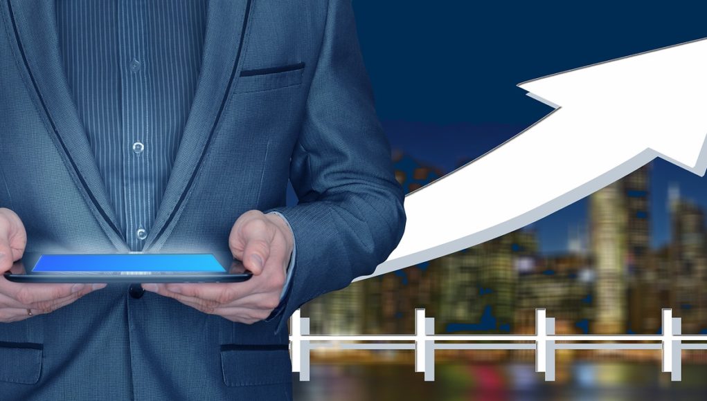 biznesmen analizujący dane na tablecie biznesmen analizujący dane na tablecie