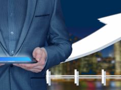 Klienci Orange mają do wyboru kilka dedykowanych numerów biznesmen analizujący dane na tablecie