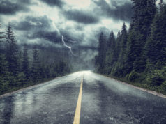 Jak odpowiednio działać i zachowywać się w trakcie burzy? burza w górach