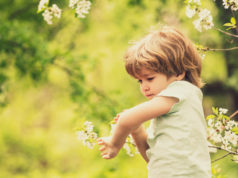 Preparaty na osy, pszczoły i szerszenie | Ranking 2020 dziecko drapiące się po ręce po ukąszeniu owada