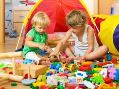 Klocki do samodzielnego budowania! dzieci bawiące się klockami