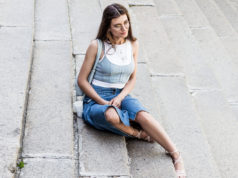 Spódnice jeansowe – z czym łączyć i gdzie je nosić? kobieta w stylizacji ze spódnicą jeansową