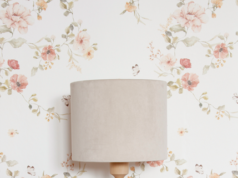 Jak wybrać nocną lampkę do pokoju dziecka? lampka nocna w pokoju z tapetą w motyw kwiatowy