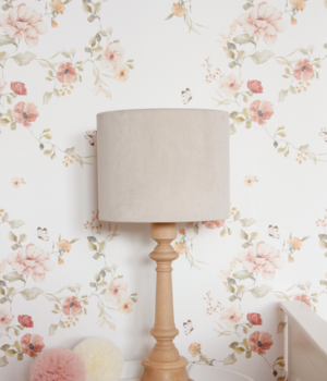 lampka nocna w pokoju z tapetą w motyw kwiatowy