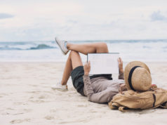 Najciekawsze premiery wciągających powieści ostatnich miesięcy młoda kobieta czytająca na plaży