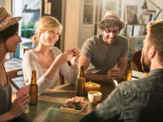 Złoty środek – jak zadbać o dobre relacje z sąsiadami? młodzi ludzie przy stole