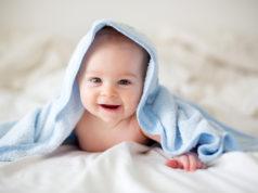 Jak rozpoznać objawy alergii u dzieci? Poradnik dla młodych mam dziecko leżące na brzuchu pod kocykiem