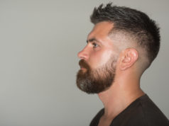 Dlaczego łysiejemy? W jaki sposób możemy temu przeciwdziałać? mężczyzna z brodą profil