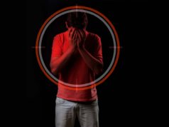 Detoks organizmu – milowy krok w walce z uzależnieniem zmęczony człowiek na celowniku