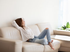 Oczyszczacz powietrza – jaki wybrać? kobieta odpoczywająca na kanapie