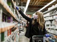 Jak skutecznie oszczędzać pieniądze? kobieta robiąca zakupy w supermarkecie