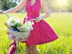 Jak dobrać sukienkę do figury? Podstawowe zasady kobieta w czerwonej rozkloszowanej sukience w grochy