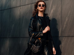 Kurtki, płaszcze damskie i męskie – jakie fasony będą modne tej jesieni? kobieta w skórzanej czarnej kurtce