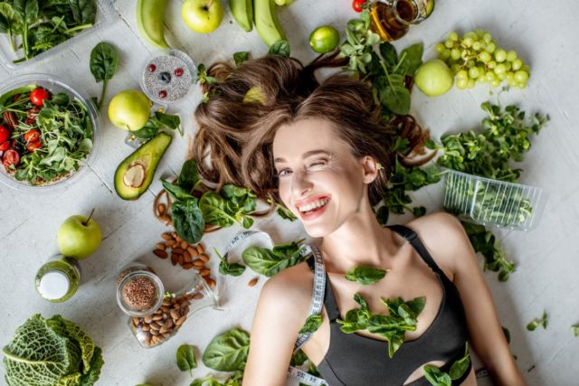 kobieta warzywa zielone witaminy