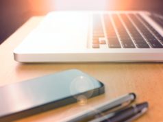 Dlaczego warto przedłużyć umowę na internet domowy w Orange? laptop smartfon długopisy