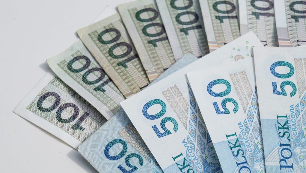 pieniądze banknoty 50 zł i 100 zł