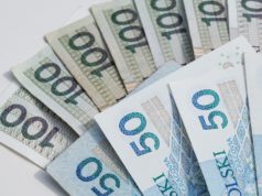 Kredyt gotówkowy bez BIK pieniądze banknoty 50 zł i 100 zł