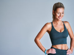 Odchudzające zabiegi kosmetyczne – gdy dieta i ćwiczenia to za mało wysportowana i zgrabna kobieta w zielonym stroju treningowym