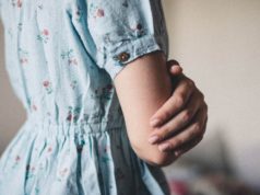 Kopertowa, szmizjerka i w linię A – kroje sukienek, które musisz znać! zbliżenie na kobietę w niebieskiej sukience