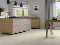 Czy panele winylowe to dobry wybór dla każdego? drewniana podłoga