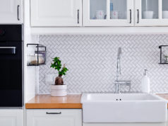 Mozaika ceramiczna w kuchni — wady i zalety takiego rozwiązania biała mozaika jodełka na ścianie w klasycznej kuchni