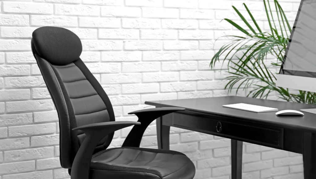 czarny elegancki fotel biurowy przy biurku