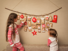 Kreatywne kalendarze adwentowe dla dzieci dwie dziewczynki przy kalendarzu adwentowym