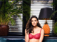 Ekskluzywna bielizna damska – klasyka na każdą porę roku kobieta w czerwonej koronkowej bieliźnie