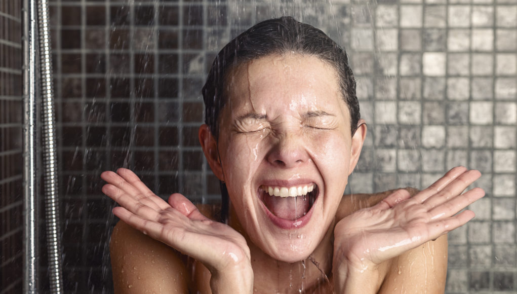 kobieta bierze zimny prysznic