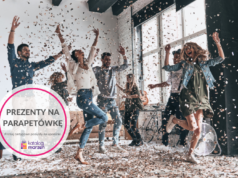 7 inspiracji na prezent na parapetówkę ludzie bawiący się na parapetówce