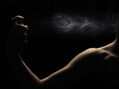Niszowe perfumy – na jakie marki warto zwrócić uwagę? perfumy do ciała kobieta spryskująca perfumami ciało