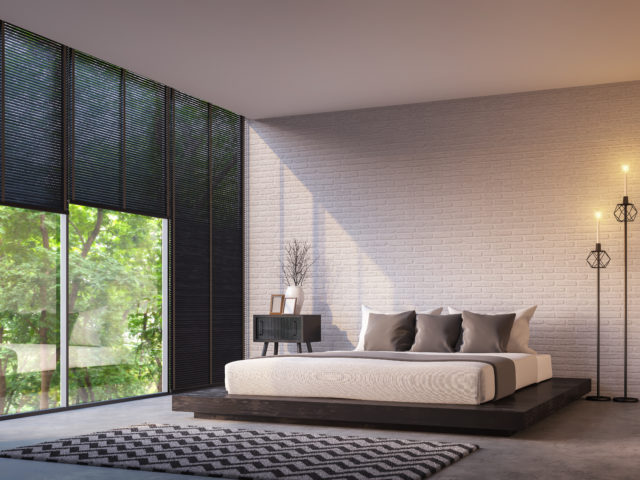 nowoczesna sypialnia z roletami w oknach