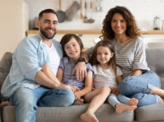 Na co zwrócić uwagę szukając mieszkania dla rodziny 2+2 rodzina 2+2 w nowym mieszkaniu na kanapie