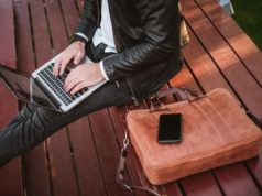 Torby na laptopy i notebooki – jakie rozwiązania oferują i na co zwrócić uwagę przy wyborze konkretnego modelu? skórzana torba na laptopa