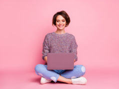 W jaki sposób dbać o dobry stan laptopa? Podpowiadamy dziewczyna z różowym laptopem