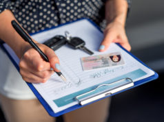 Jak dobrać samochód z wypożyczalni do swoich potrzeb? podpisywanie umowy wynajmu samochodu