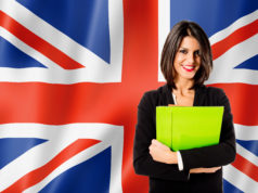 Postaw na rozwój! Zdobądź nową pracę dzięki znajomości angielskiego kobieta na tle brytyjskiej flagi