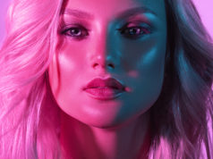 Najświeższe trendy w kobiecym makijażu. Czy je znasz? Delikatnie błyszczące powieki, rozświetlona cera i usta delikatny makijaż