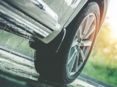 Opony całoroczne czy sezonowe -które wybrać? koło samochodu w deszczu