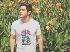 Czym jest druk cyfrowy DTG i dlaczego warto go wybrać? mężczyzna w kolorowej koszulce