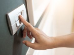 Poznaj różne rodzaje przełączników przełącznik prądu na ścianie