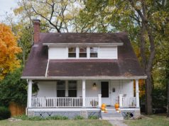 Tani nie znaczy zły. Jak ograniczyć koszty budowy domu? dom w zielonej okolicy