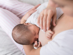 Jak zwiększyć laktację? 10 sprawdzonych sposobów kobieta karmiąca piersią noworodka