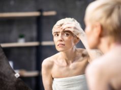 Lipofilling – czyli wypełnianie zmarszczek własną tkanką tłuszczową kobieta oglądająca własne zmarszczki